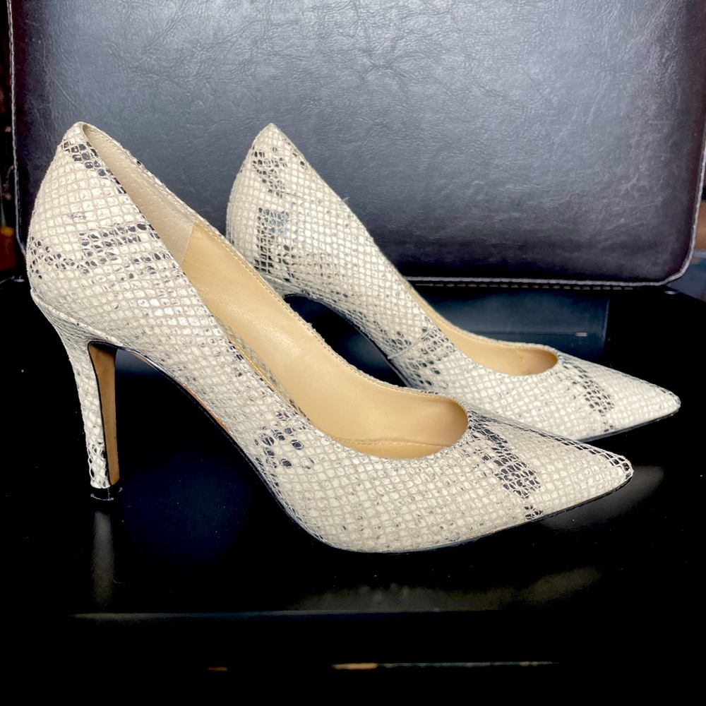Vince Camuto 5-5.5 snakeskin pointed toe pumps